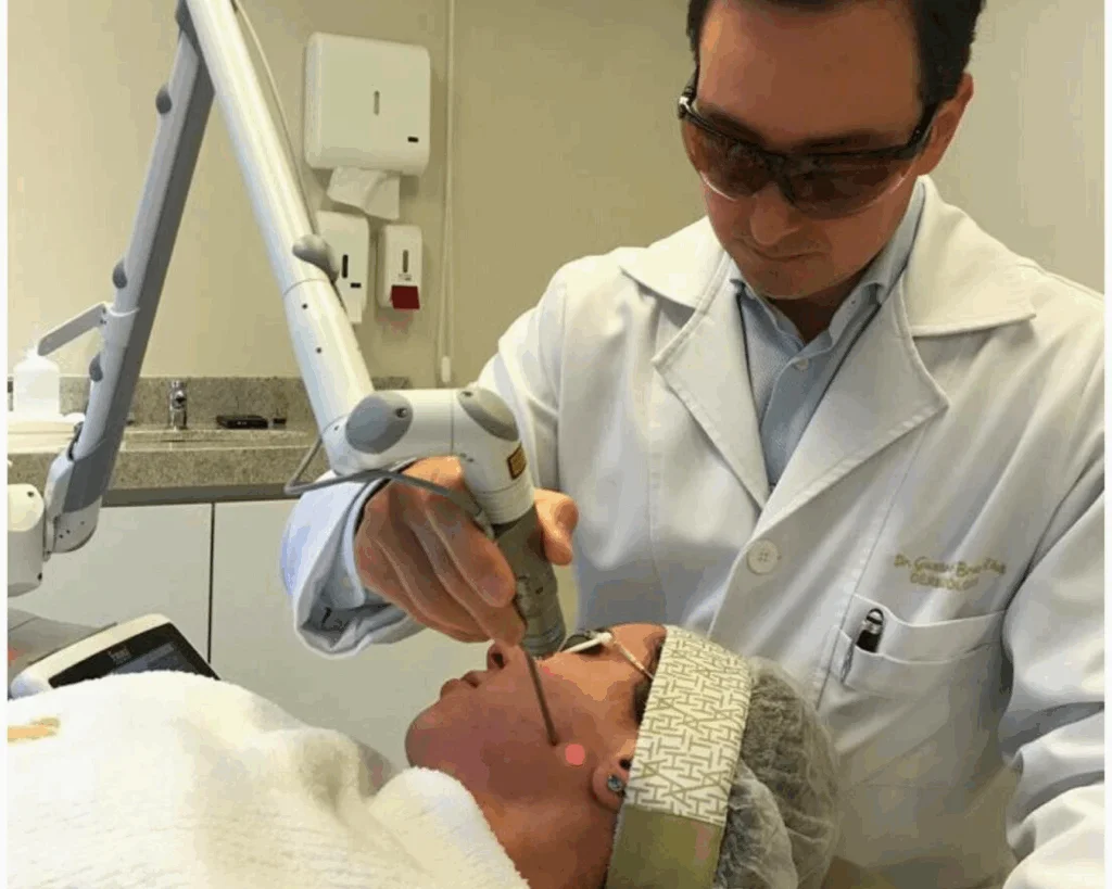 Dr. Gustavo Thá e Dra. Dayana Thá em retrato profissional na Thá Dermatologia, Cabral – Curitiba