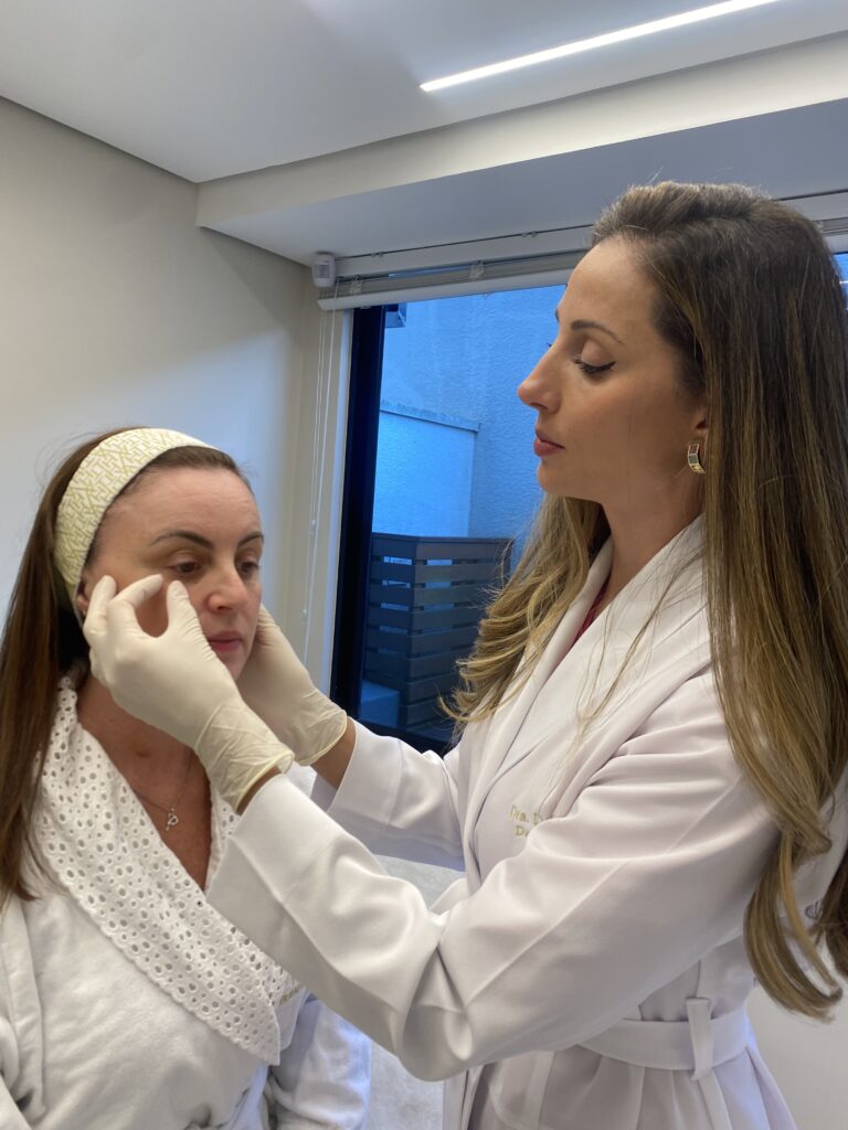 dra day examinando paciente
